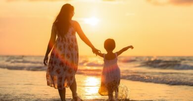 Mãe e filha na praia