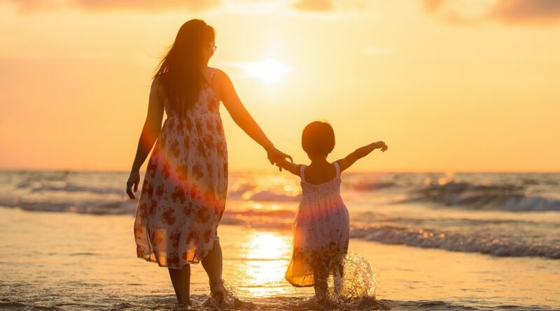 Mãe e filha na praia